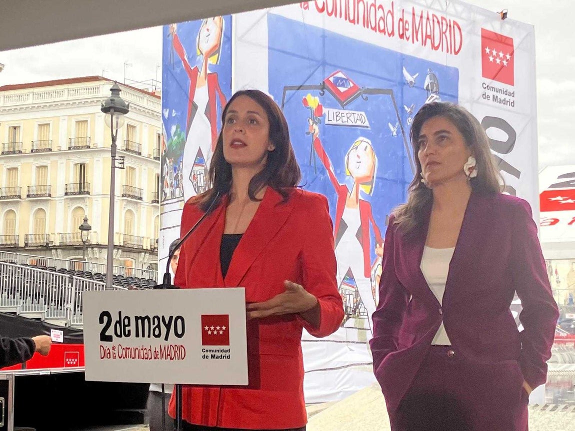 La portavoz de Más Madrid en la Asamblea, Manuela Bergerot, y la portavoz de Más Madrid en el Ayuntamiento, Rita Maestre, han sido de las primeras en llegar a los actos en Sol. El grupo ha decido no secundar el plantón del PSOE y ha ha cargado este viernes contra el «sermón» en el que creen que la presidenta de la Comunidad de Madrid, Isabel Díaz Ayuso «ha convertido» el acto institucional por el Dos de Mayo, Día de la Comunidad de Madrid. 