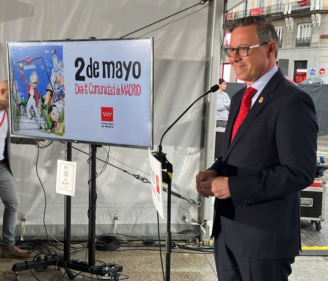 El secretario general del PP de Madrid, Alfonso Serrano, en los actos celebrados en el exterior de la Casa Real de Correos. «Celebramos hoy que Madrid está más de moda que nunca. Y lo hacemos en la calle, a pesar del intento de boicot de Sánchez. Este no es un acto para agasajar a nadie, sino un acto para el pueblo. Que no participe el PSOE es un desprecio a lo madrileños, no a Ayuso», ha expresado.