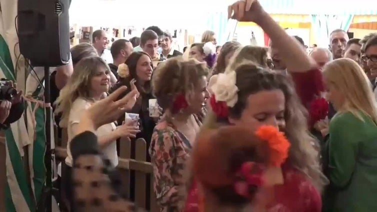 La vicepresidenta Montero se marca unas sevillanas en la Feria de abril de  Barcelona