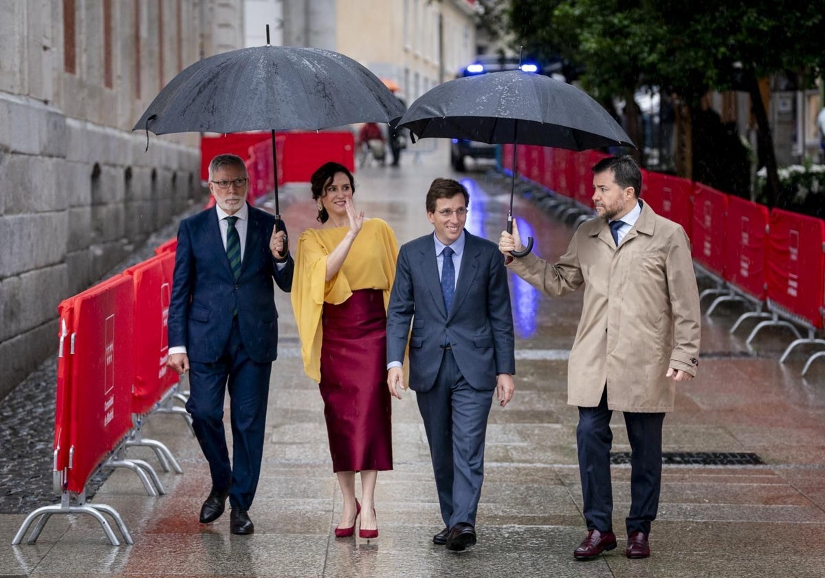 Isabel Díaz Ayuso y José Luis Martínez-Almeida, en 2 de mayo en la Puerta del Sol
