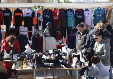 Nuevo horario en el mercadillo del Arenal para este domingo: se añadirá otro turno por la tarde