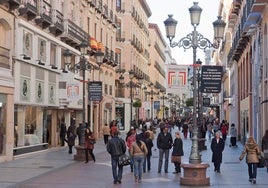 Se desprende la cornisa de un balcón en plena calle Alfonso de Zaragoza
