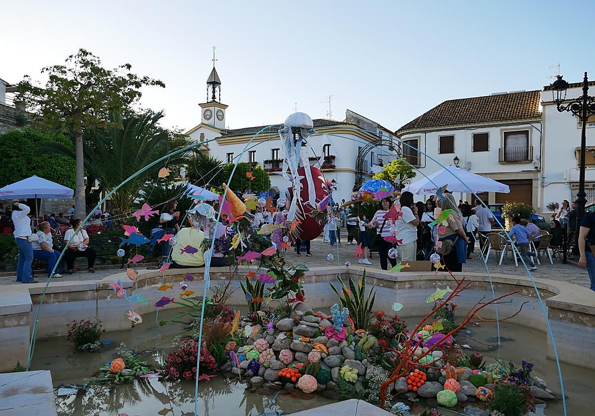 Imagen de una de las instalaciones de 'Calles en Flor' de Cañete de las Torres