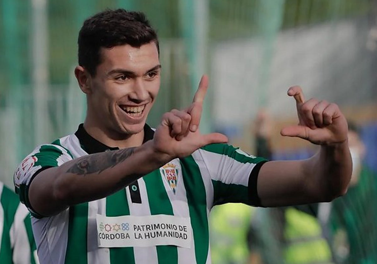 Adri Fuentes celebra un gol durante su etapa en el Córdoba en Segunda RFEF