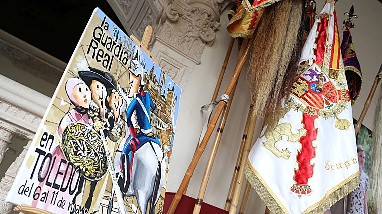 El cartel de la exposición y los estandartes que se pueden ver en esta exposición que estará abierta hasta el 10 de mayo