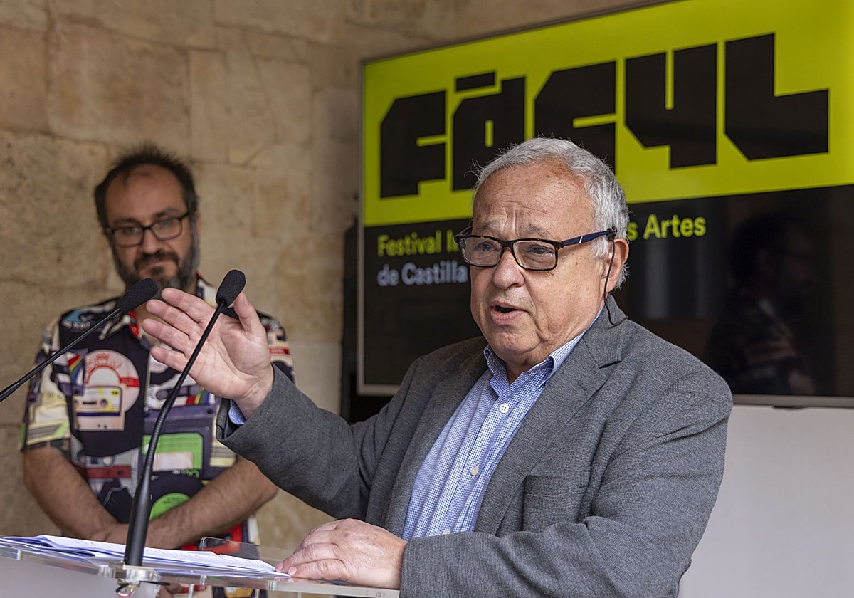 El consejero de Cultura y Turismo, Gonzalo Santonja, junto al director artístico del festival, Rodrigo Tamariz