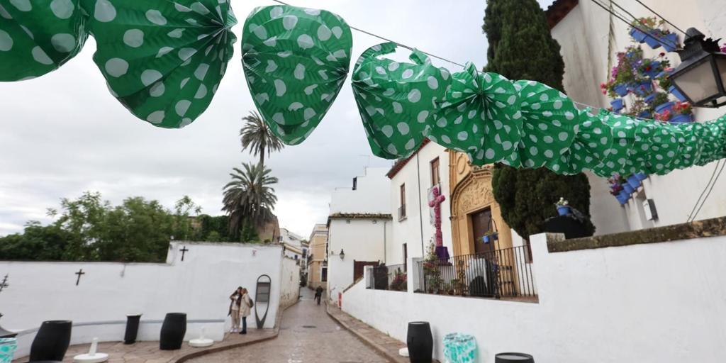 Las Cruces de Córdoba soportan el chaparrón: «Se ha estropeado algún farolillo, pero poco más»