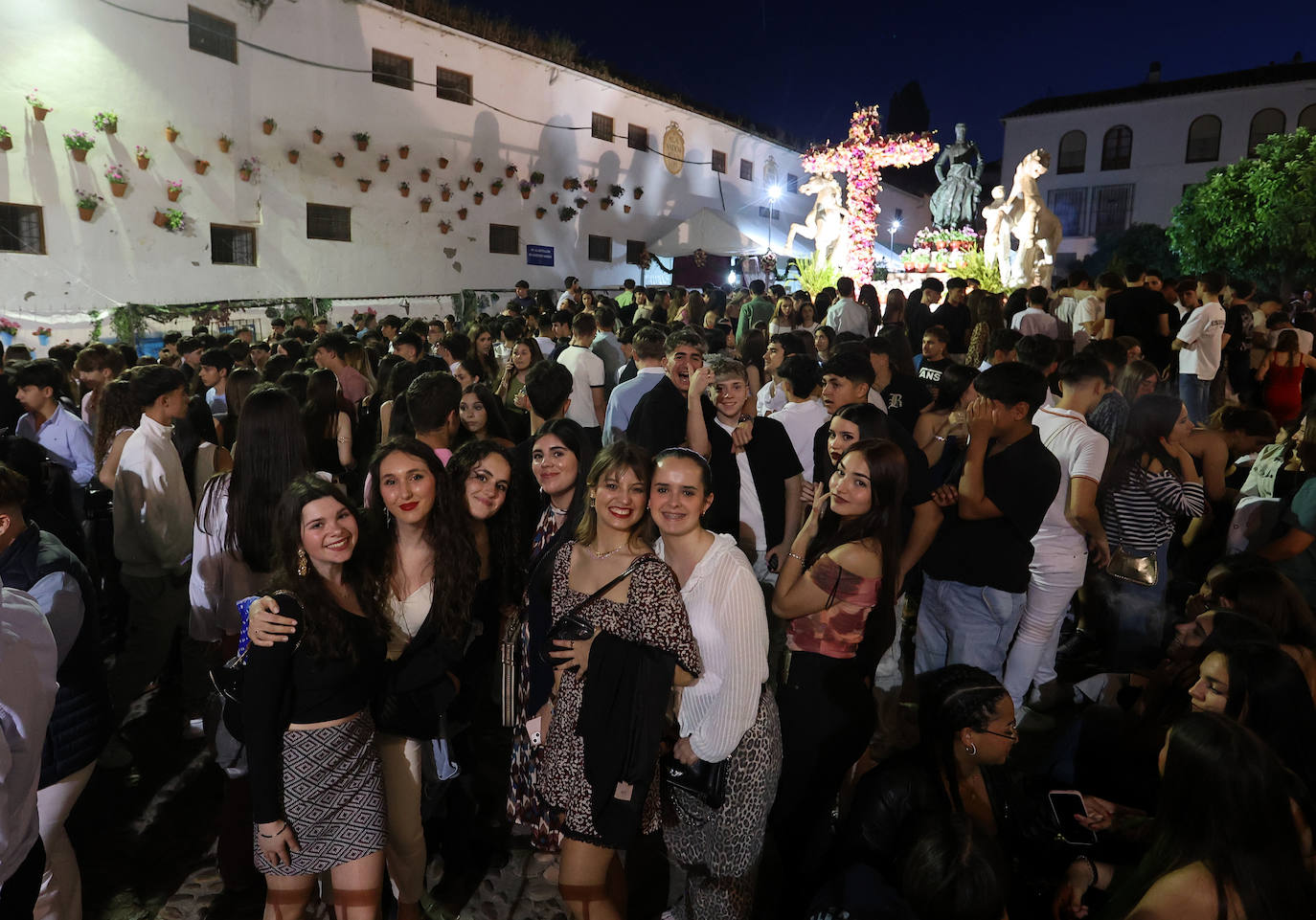 El ambiente nocturno en las Cruces de Mayo en Córdoba, en imágenes