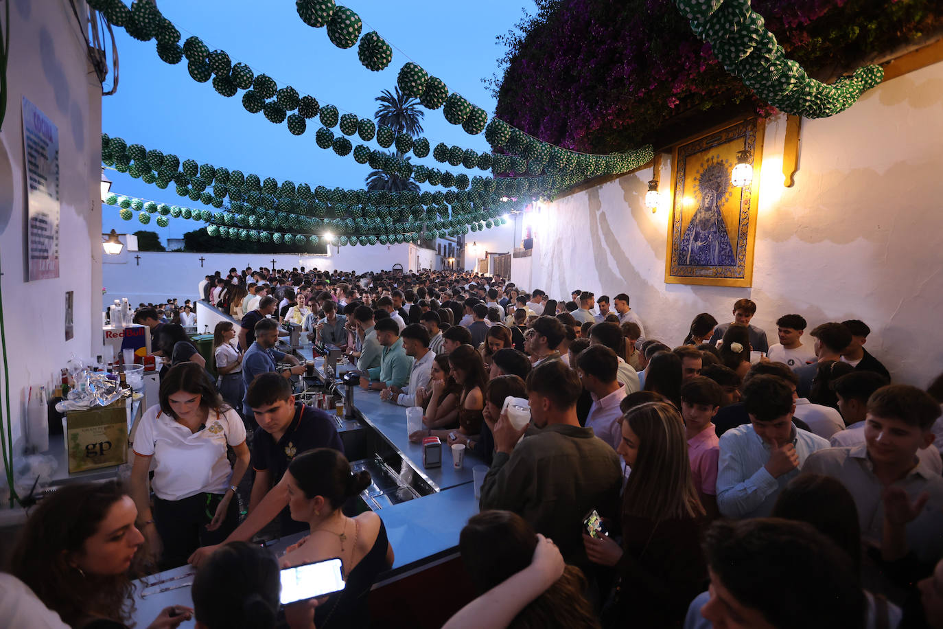 El ambiente nocturno en las Cruces de Mayo en Córdoba, en imágenes