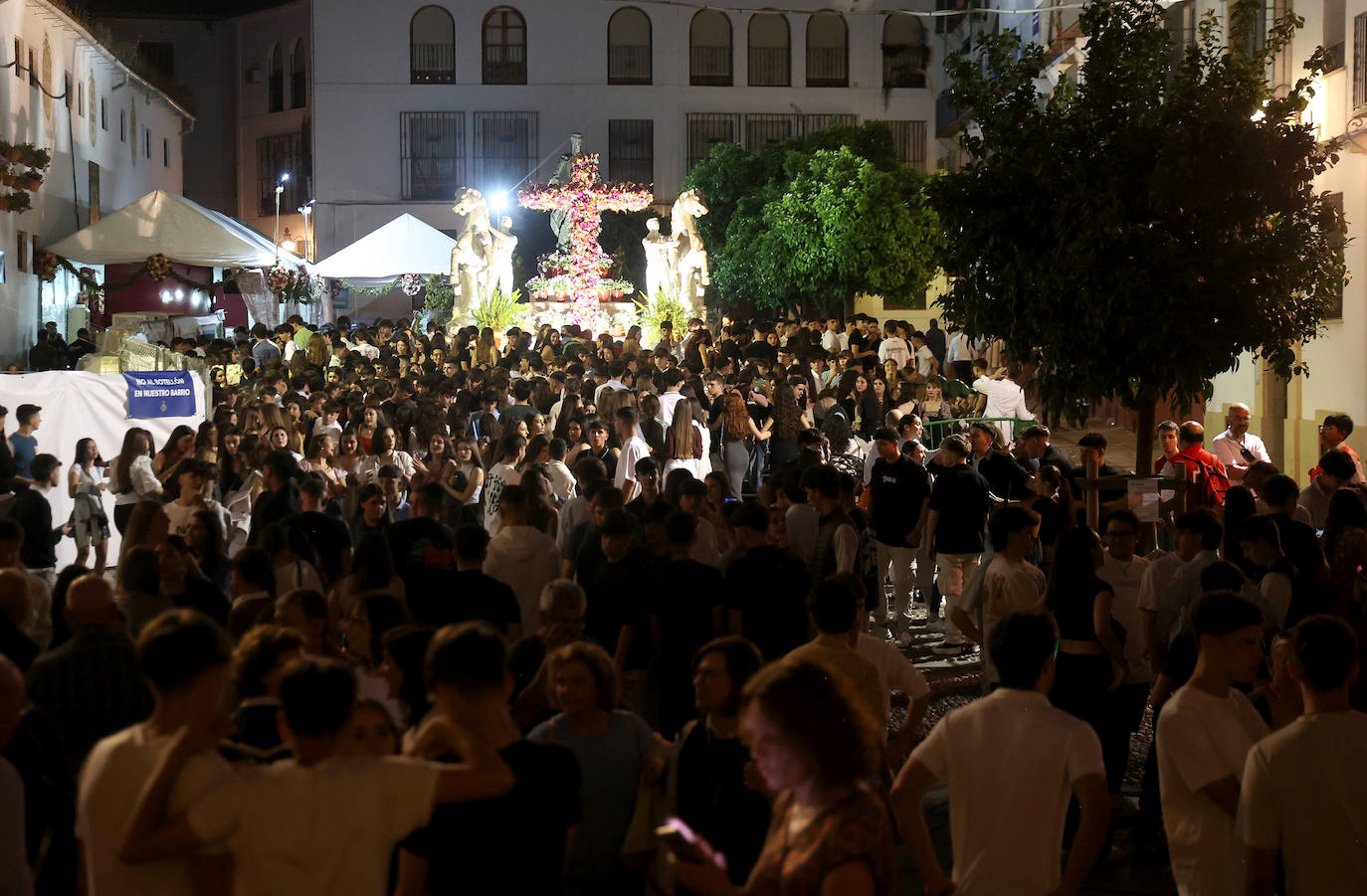 El ambiente nocturno en las Cruces de Mayo en Córdoba, en imágenes