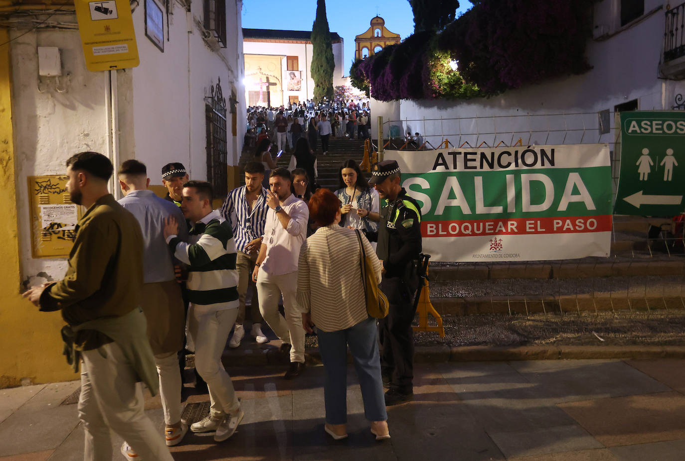 El ambiente nocturno en las Cruces de Mayo en Córdoba, en imágenes