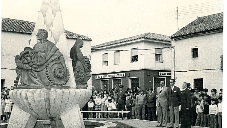 El 30 de septiembre de 1976 se inauguró en Gálvez (Toledo) un grupo escultórico bajo el lema «Monumento al Trabajo», realizado por Kalato, en la imagen durante la inauguración