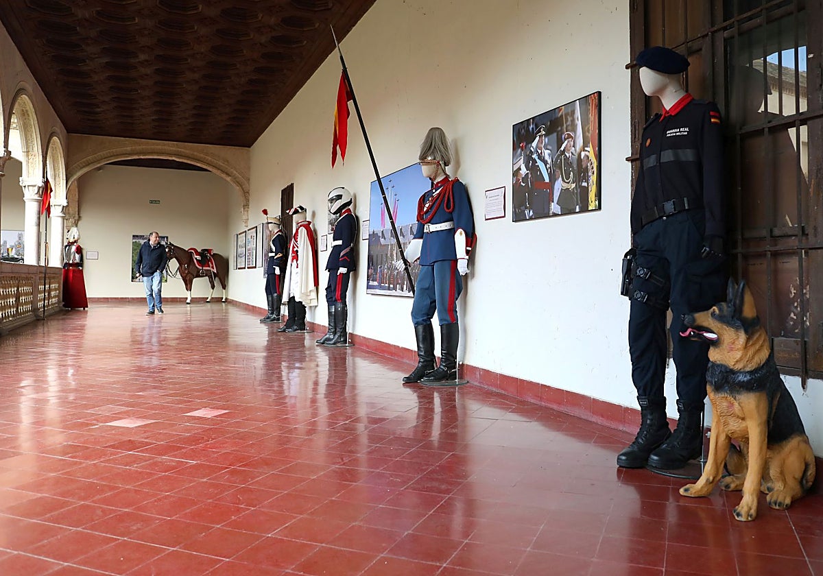 Algunos de los uniformes de la Guardia Real que se pueden contemplar en esta exposición