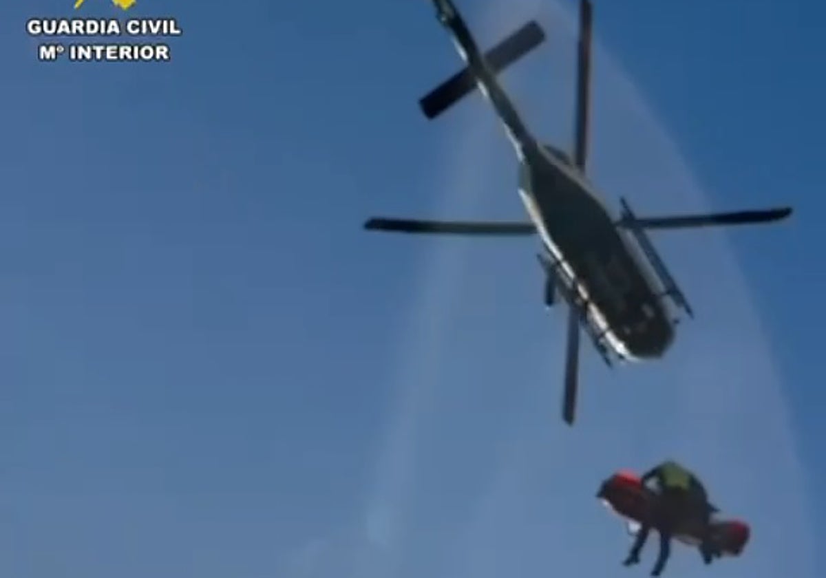 La intervención de la Guardia Civil en el lugar en el que ha ocurrido el accidente