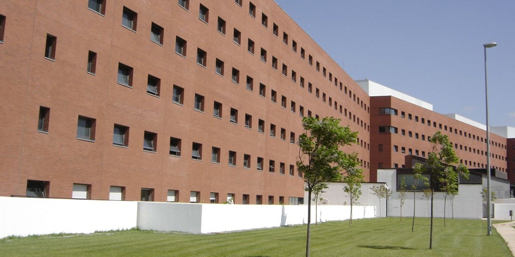 Un joven resulta herido de gravedad en Valdepeñas al caerse desde una altura de cinco metros tras ceder el tejado de un taller