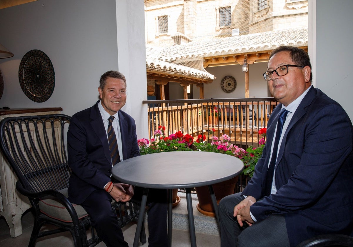 Page junto al alcalde de Orgaz, Tomás Villarrubia, sentados en una mesa de la nueva hospedería