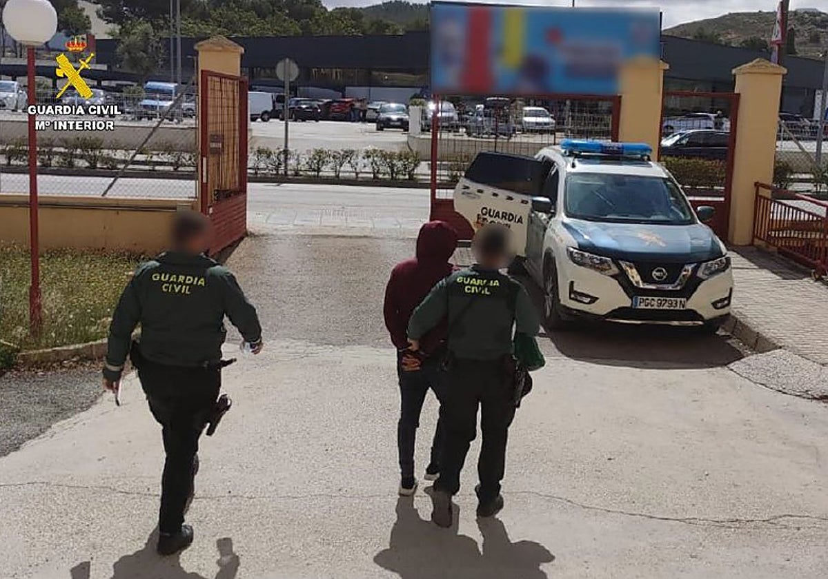 El ladrón, custodiado por la Guardia Civil en Aspe (Alicante)