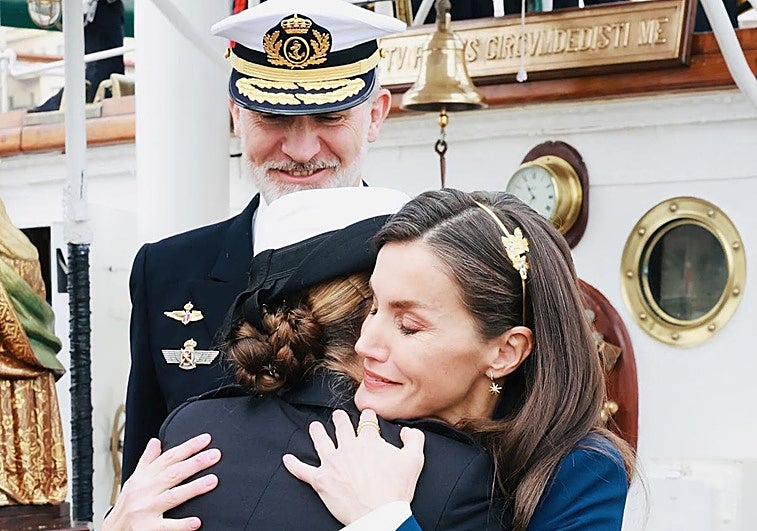 Despedida en cubierta del buque escuela Juan Sebastián Elcano de los Reyes Felipe y Letizia a la Princesa Leonor