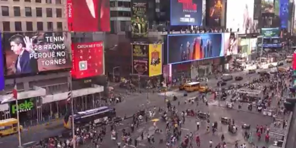 Colocan un mensaje contra Mazón en las pantallas gigantes de Times Square: «Tenemos 228 razones para que no vuelvas»