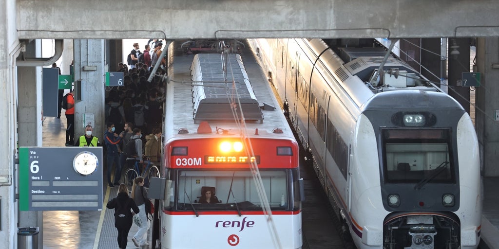 La Línea 76 de Media Distancia: sin billetes, trenes obsoletos y demasiadas paradas