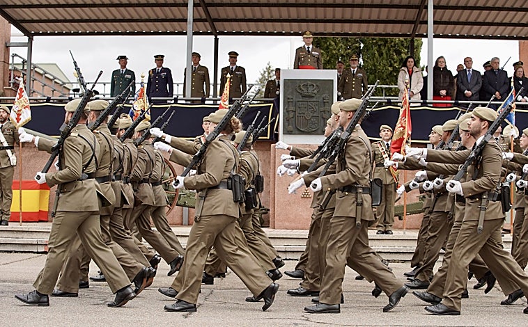 Imagen principal - El Mando de Artillería de Campaña de Ferral del Bernesga (León) rinde homenaje a la gesta del Dos de Mayo