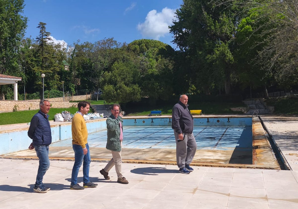 El alcalde de Cabra, segundo por la izquierda, en las instalaciones del parque deportivo de piscinas de verano