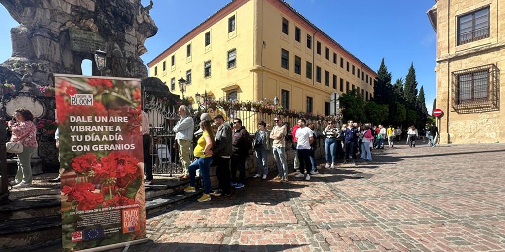 Córdoba se convierte en referente del geranio en España tras el reparto gratuito de un millar de flores