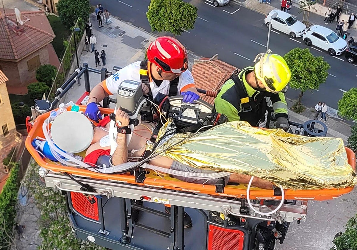 Imagen del rescate desde la undécima planta de un edificio a un hombre en parada cardiorrespiratoria