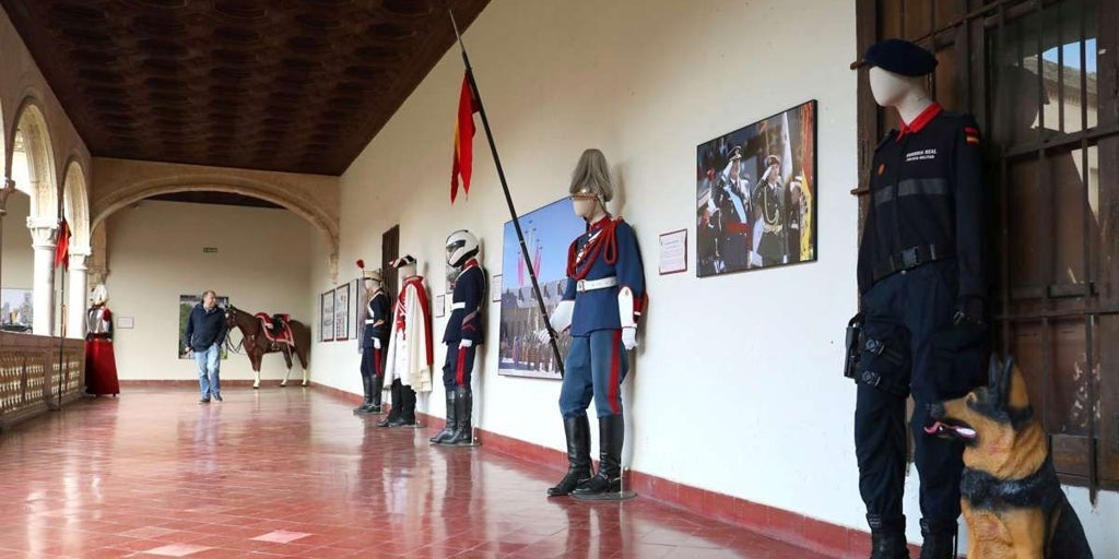 Toledo, la Corona y su Guardia Real exhiben  sus lazos  en el Museo Santa Cruz de Toledo