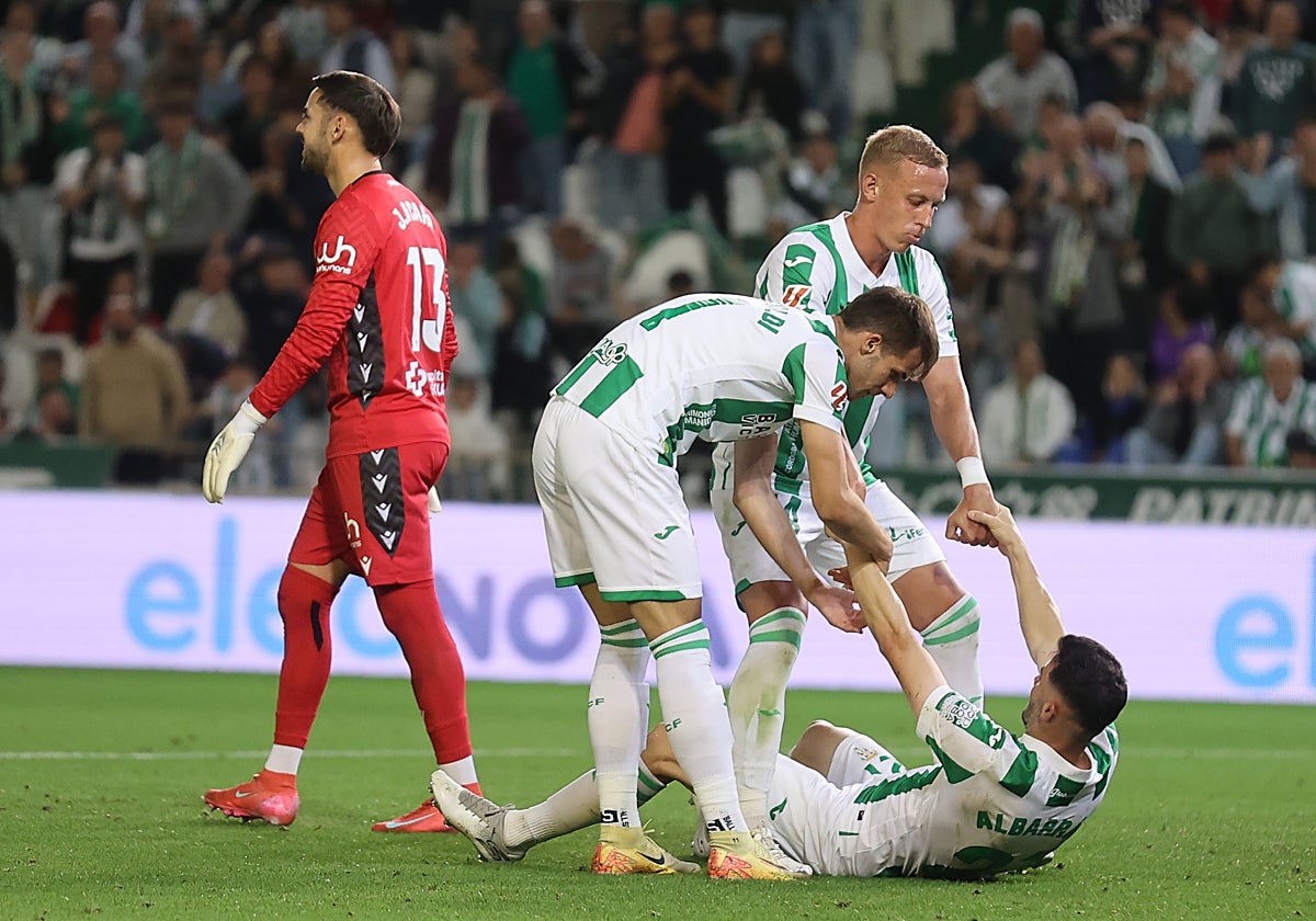 Albarrán se levanta del suelo tras sufrir un derribo en el penalti