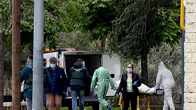 Agentes de la Guardia Civil en el lugar del crimen en abril de 2020