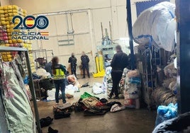 Le caen encima 400 kilos de peso en el trabajo, lo despiden y denuncia para destapar la explotación laboral