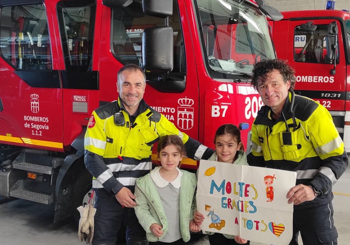 Las niñas de la familia posan con Bomberos de Segovia