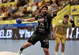 El Ángel Ximénez Puente Genil sudará por la permanencia tras caer ante Villa de Aranda (28-25)
