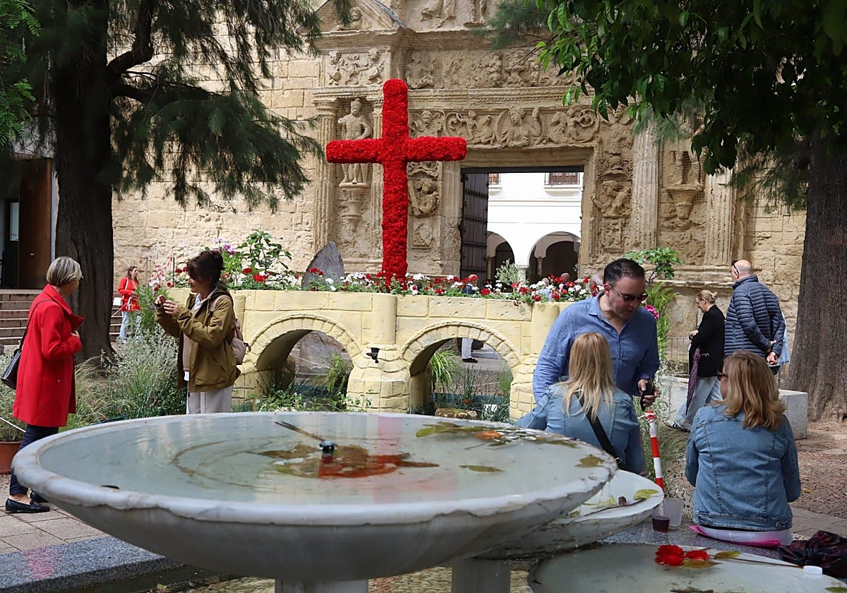 Cruz frente al Museo Arqueológico, ganadora del primer premio en Casco Antiguo