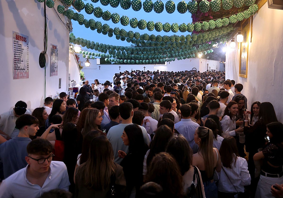Ambiente nocturno en la cruz de la hermandad de la Paz