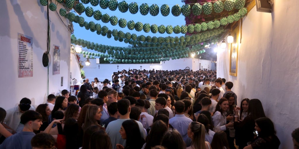 El botellón sigue a la baja en las Cruces de Mayo de Córdoba y las denuncias caen a 103 en la tercera noche