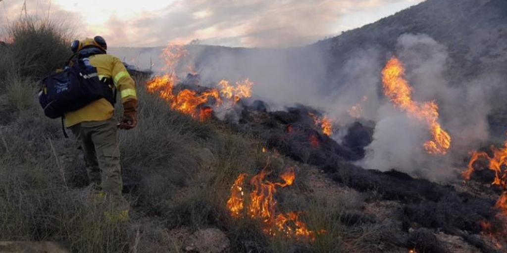Declarado un incendio forestal en Huércal de Almería, que tratan de estabilizar dos helicópteros y cuatro grupos de bomberos