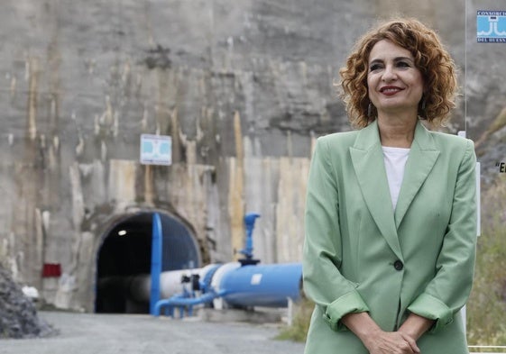 Montero, delante del recién inaugurado Túnel del Huesna