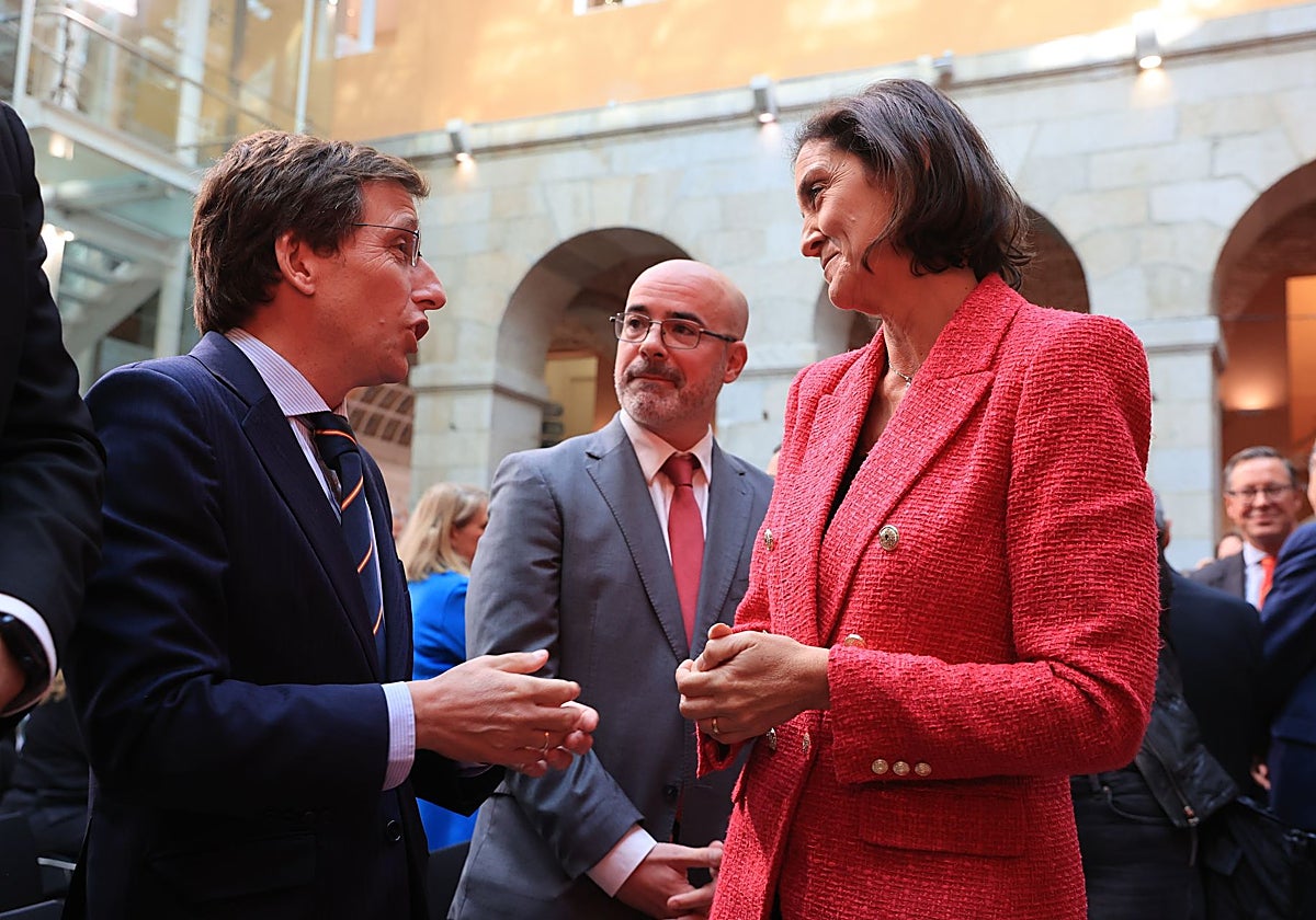 Martínez-Almeida charla con Reyes Maroto, bajo la atenta mirada del delegado del Gobierno