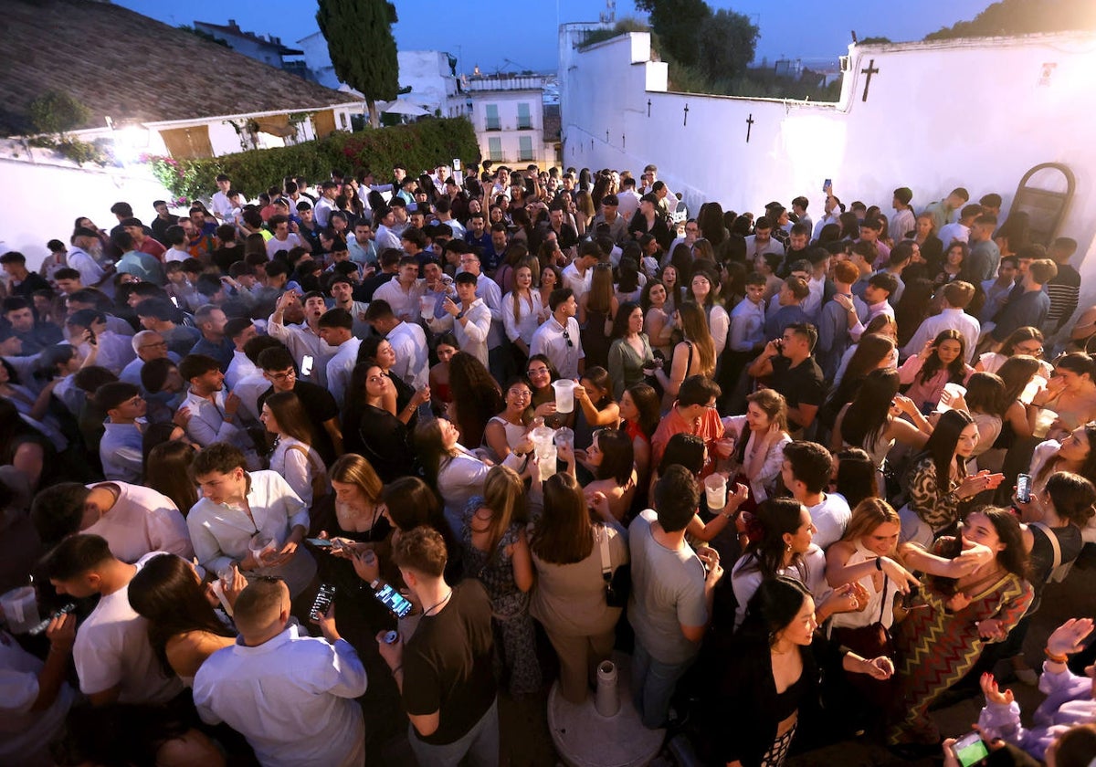El ambiente nocturno en las Cruces de Mayo en Córdoba, en imágenes