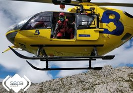 Cae un helicóptero del 112 en un embalse de Asturias al chocar con unos cables de alta tensión