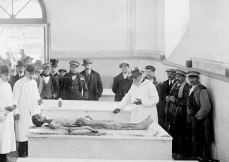 Imagen secundaria 1 - Arriba, exhumación del cadáver del envenenado. Abajo, izq., examen forense al fallecido. Dcha, familiares de la envenenadora