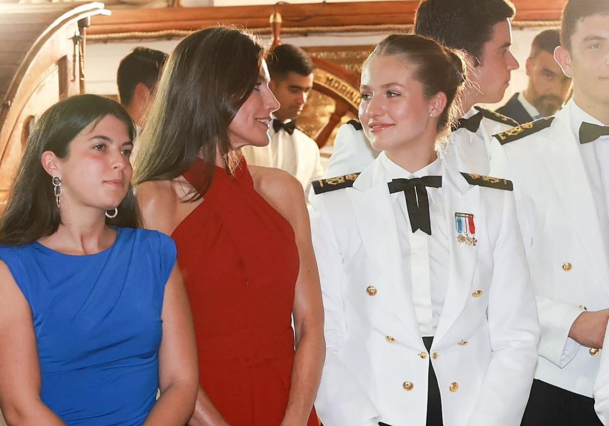 Doña Letizia junto a la Princesa de Asturias en la recepción en el buque escuela Juan Sebastián Elcano