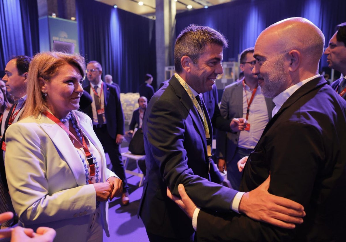Susana Camarero y Carlos Mazón saludan al concejal de Barcelona Daniel Sirera en el evento del Partido Popular europeo en Valencia