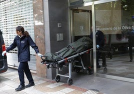 Encuentran el cadáver de un hombre en un charco de sangre en el rellano de un edificio en Pamplona