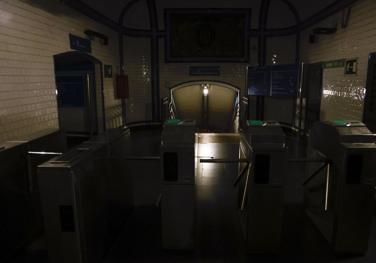 Vestíbulo de una estación de Metro completamente a oscuras