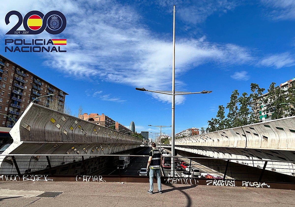 El agente, junto al puente donde salvó la vida a la joven de 20 años que pretendía suicidarse