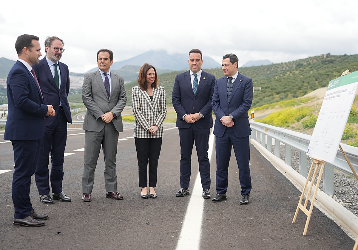 El presidente de la Junta, a la derecha con el resto de autoridades, este lunes