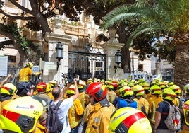 Bomberos protestan frente a la Diputación de Alicante y el presidente les ofrece «diálogo» para negociar mejoras